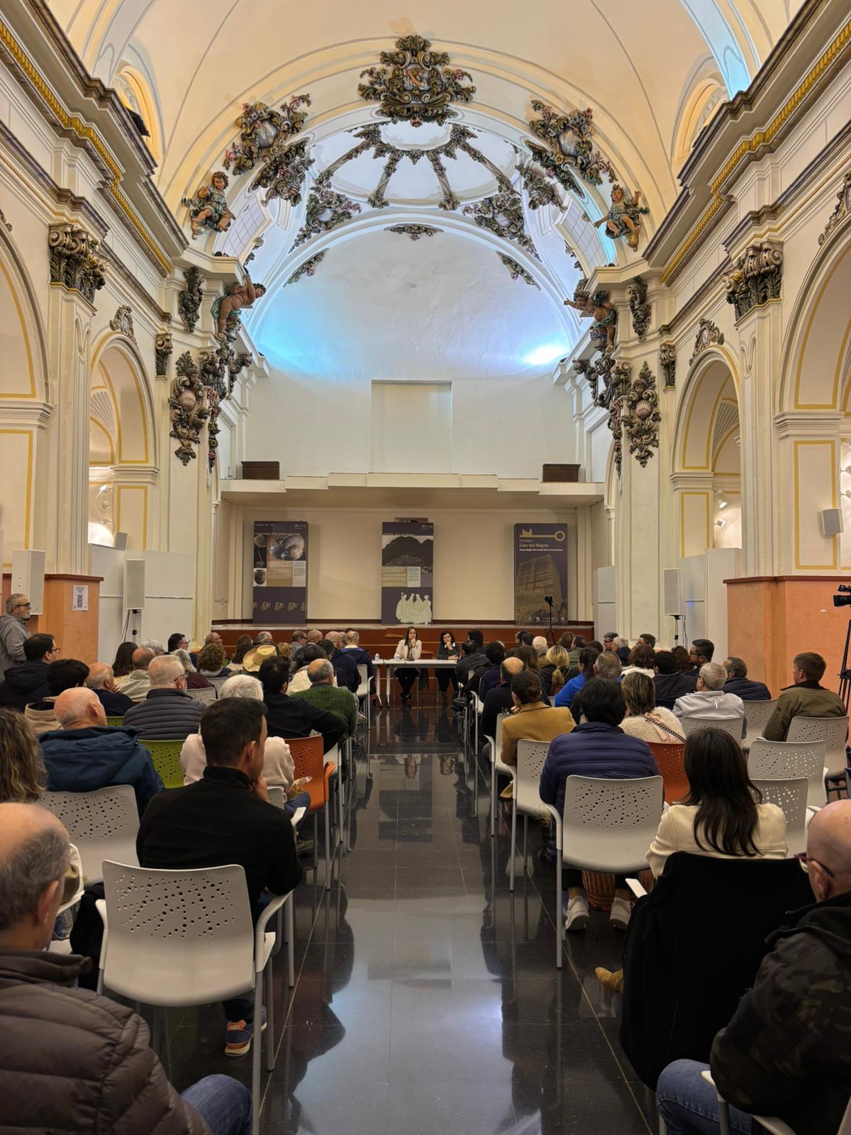 Un momento de la reunión de la alcaldesa y la edil de Urbanismo de Xixona con vecinos