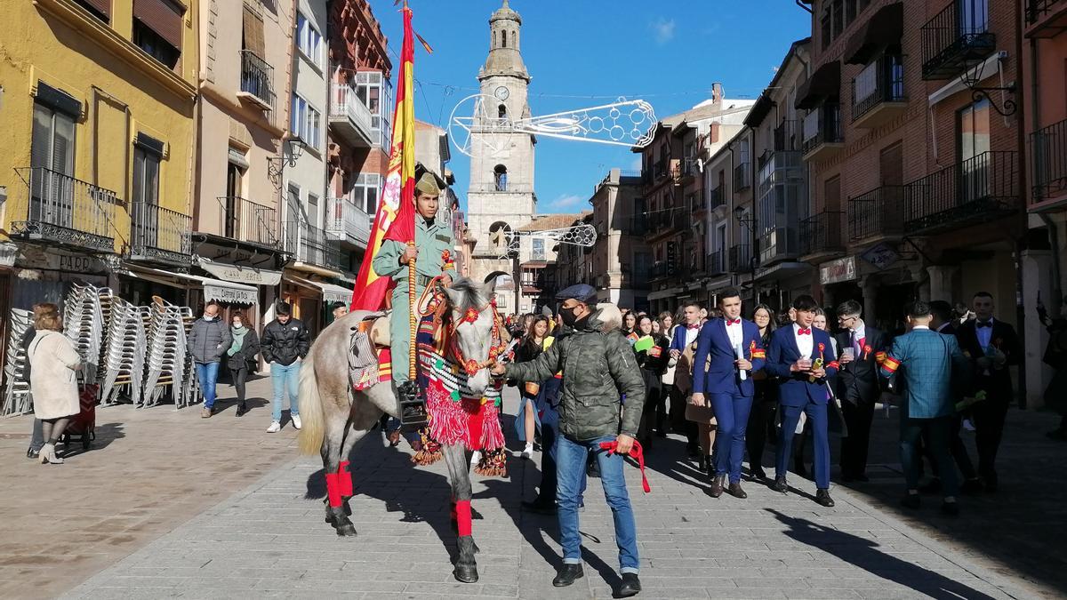 Los quintos y su abanderado se dirigen al Ayuntamiento para asistir a la recepción