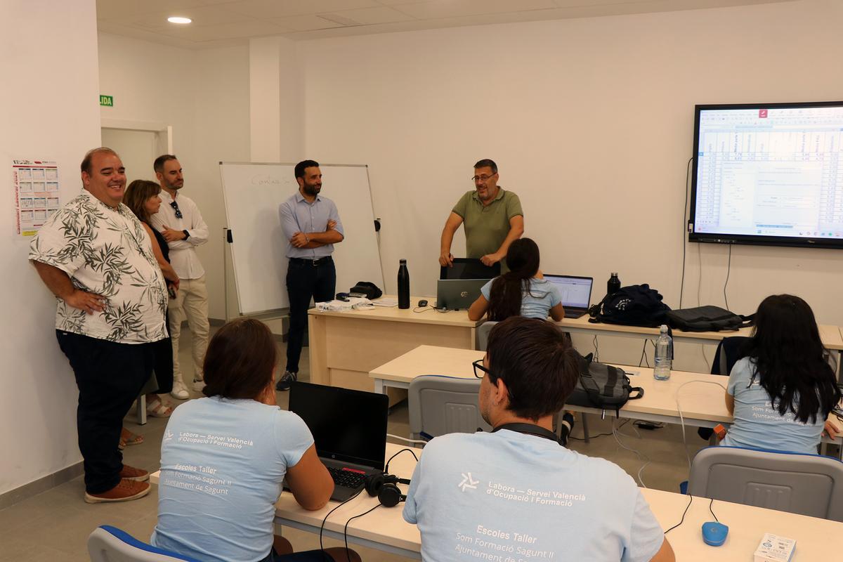 La delegación viendo la formación impartida en las aulas.
