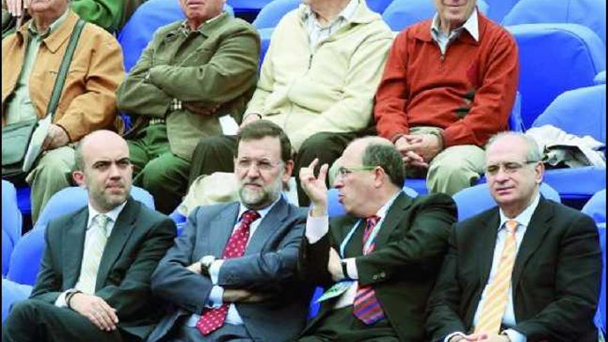 Daniel Sirera, Mariano Rajoy, Jorge Fernández Díaz y Josep Antich, en el tenis, en Barcelona.