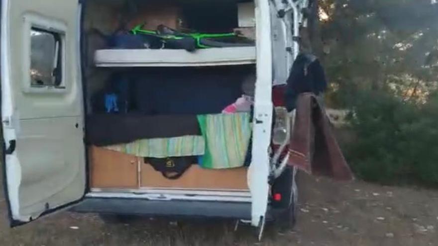 Así vive un Guardia Civil en una caravana en Ibiza por la falta de vivienda en la isla