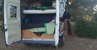 Así vive un Guardia Civil en una caravana en Ibiza por la falta de vivienda en la isla