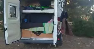 Un guardia civil muestra cómo vive en Ibiza: una cama de 80 centímetros en una caravana