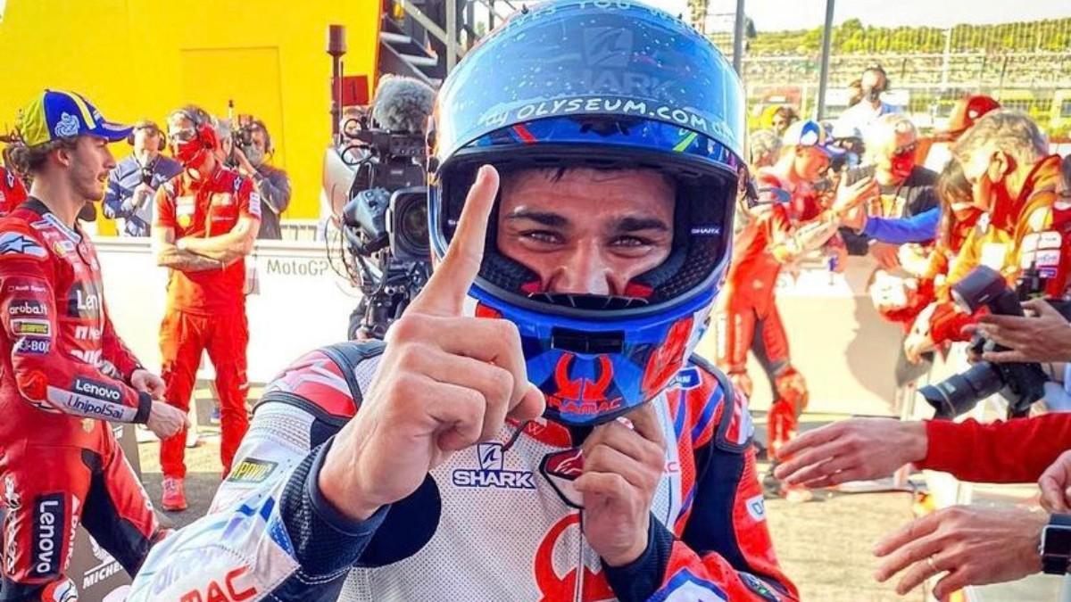 Jorge Martín celebra su pole en Valencia