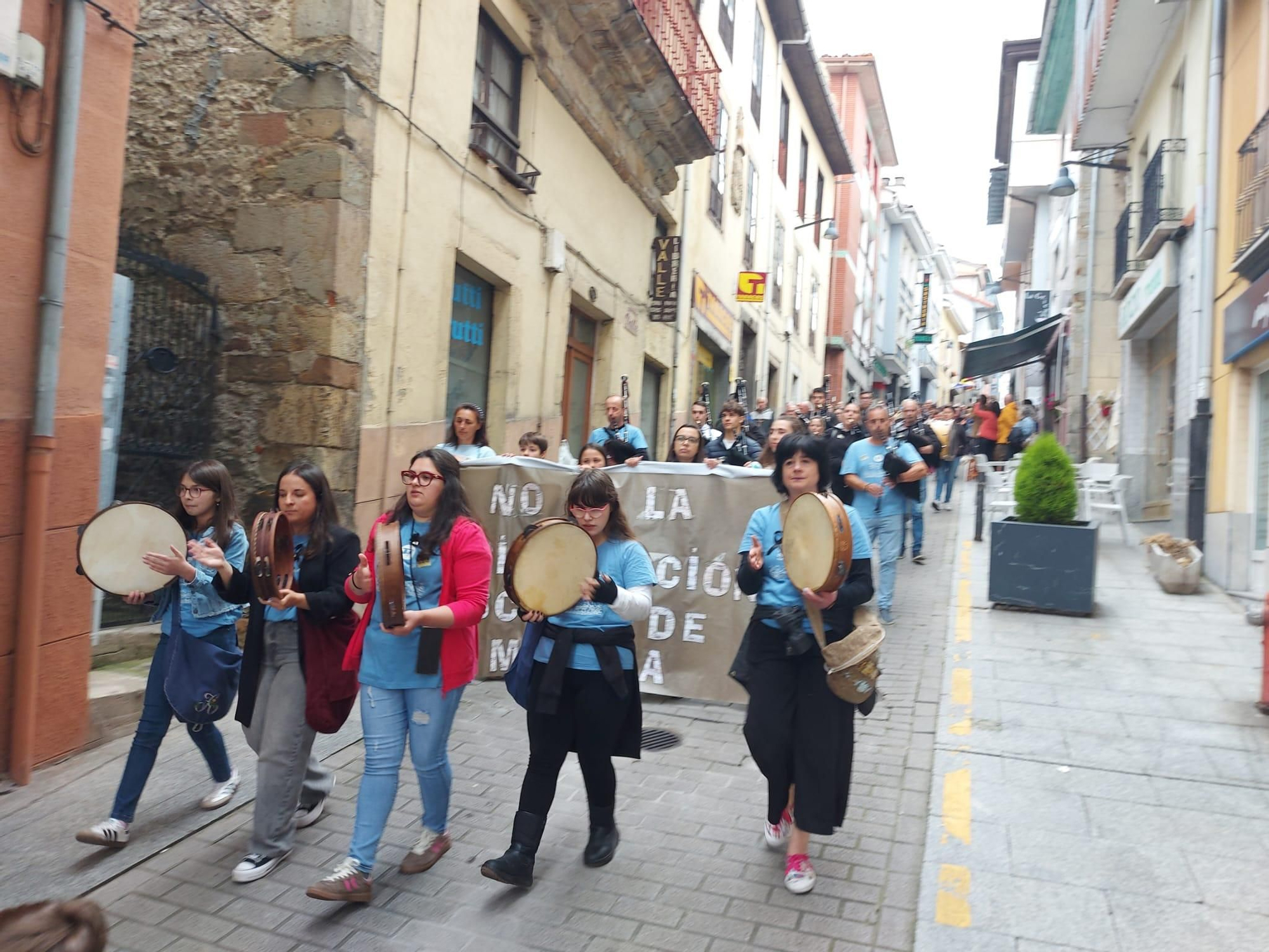 En imágenes: Así fue la manifestación contra el cierre de la Escuela de Música de Tineo
