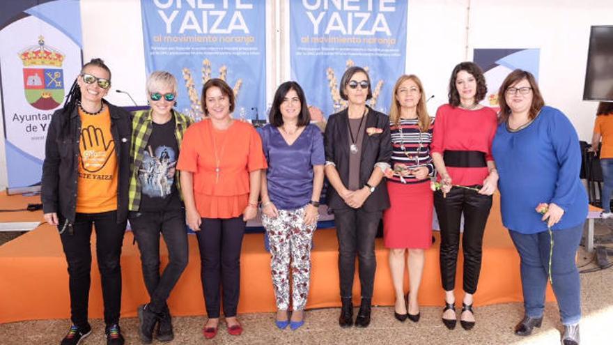 Naty Pérez (i), Alba Vidal, Gladys Acuña, Carolina Darias, Carmela García, Antonia Varela, Gloria Poyatos y Marina Marroquí, ayer tras la mesa redonda en Playa Blanca .