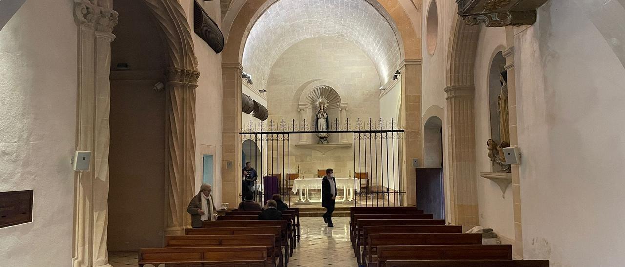 La capilla reabrió el pasado domingo con una misa presidida por el obispo.