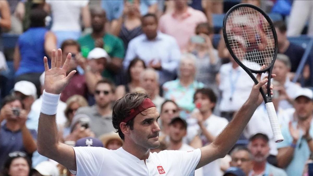 Federer saluda al público