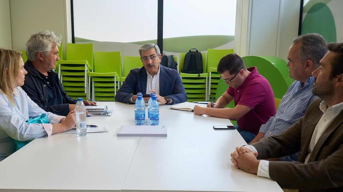 Imagen de la reunión mantenida por el candidato de Nueva Canarias a la Presidencia del Gobierno de Canarias, Román Rodríguez, con representantes del sector aeronáutico.