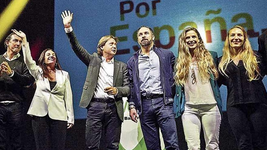 Cañadas, con blazer blanca, junto a Campos y Abascal, en un mitin en Palma.