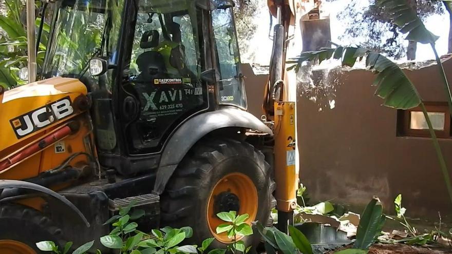 Una máquina derriba las construcciones ilegales de Casa Lola, en el verano de 2022. | ASJ