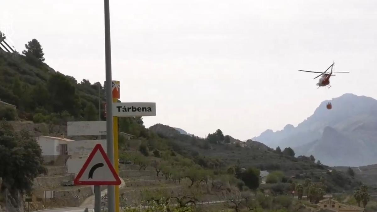 Descargas de agua de los medios aéreos en el incendio de Tàrbena