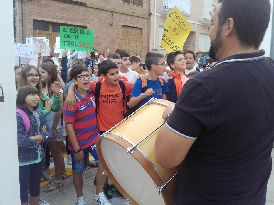 Protesta por el mal estado del colegio de la Font d'en Carròs