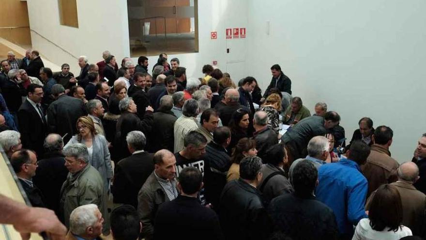 Los alcaldes hacen cola para firmar los convenios en la Sala de Exposiciones del Ramos Carrión.