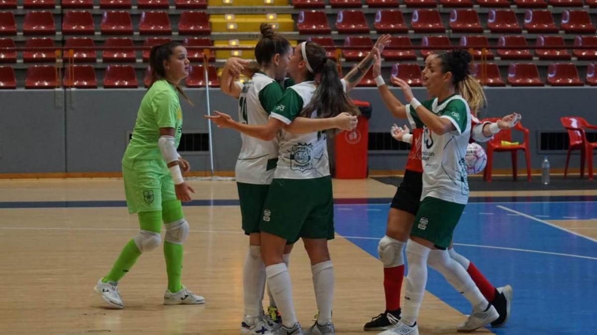 El Cajasur Deportivo celebra el tanto marcado por Inma Sojo.