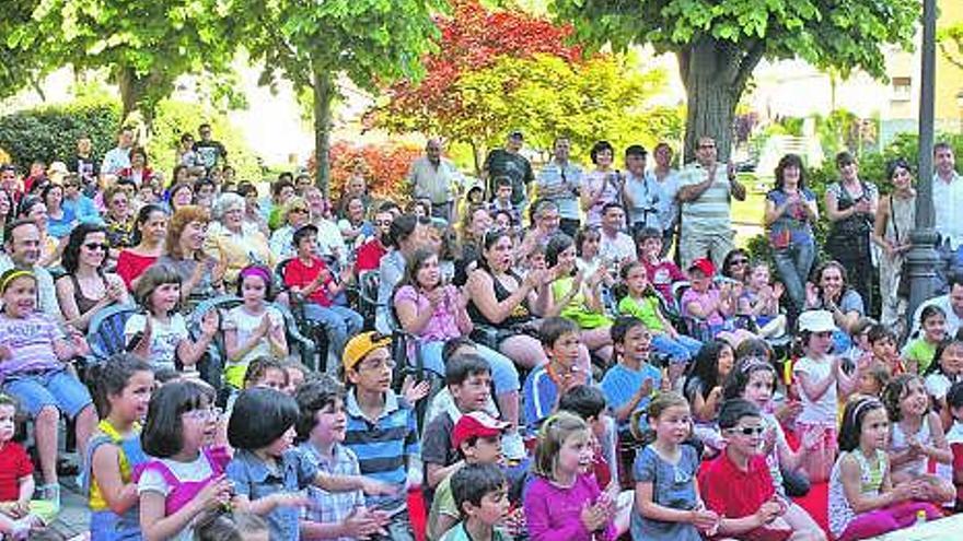 Los niños asistentes al festival, en Pola de Siero.