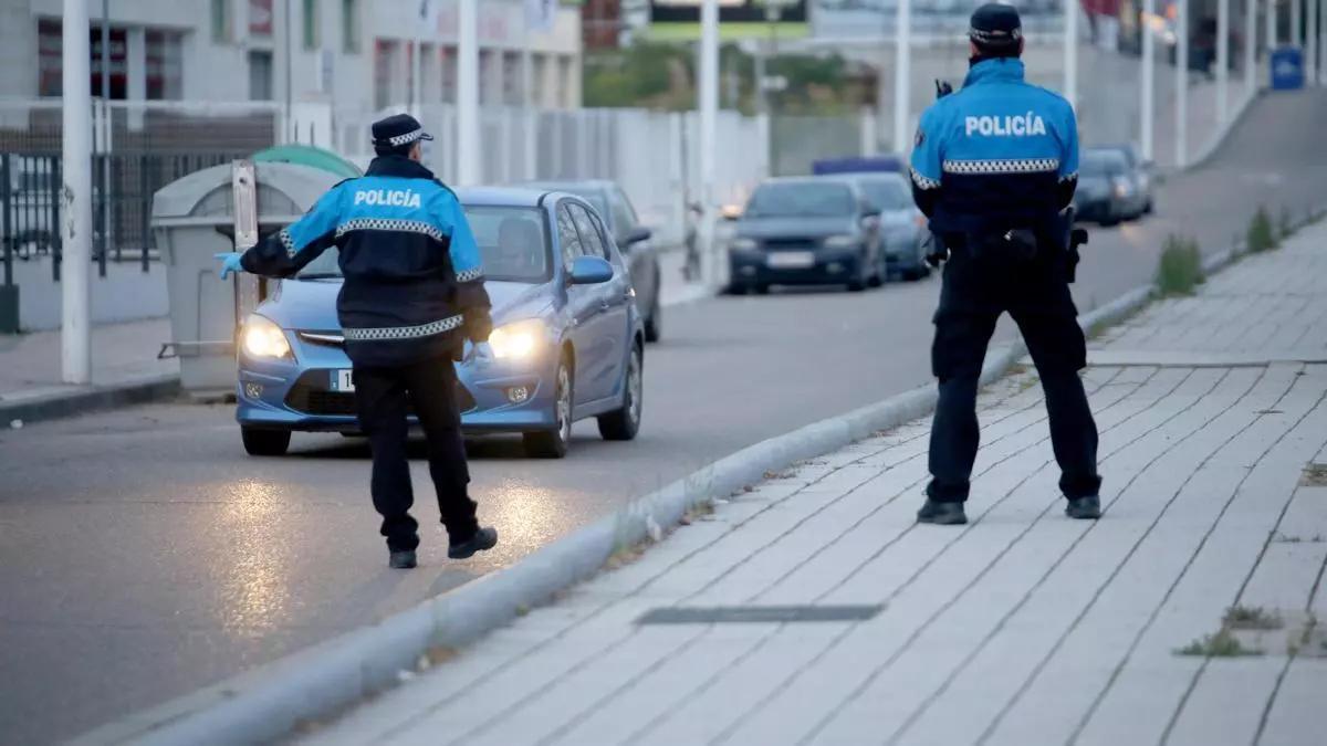 Dos agentes de la Policía Local.