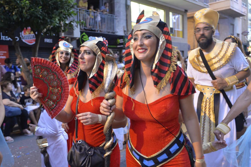 El popular desfile de la Gran Charanga en Elche reúne a más de 4.500 participantes