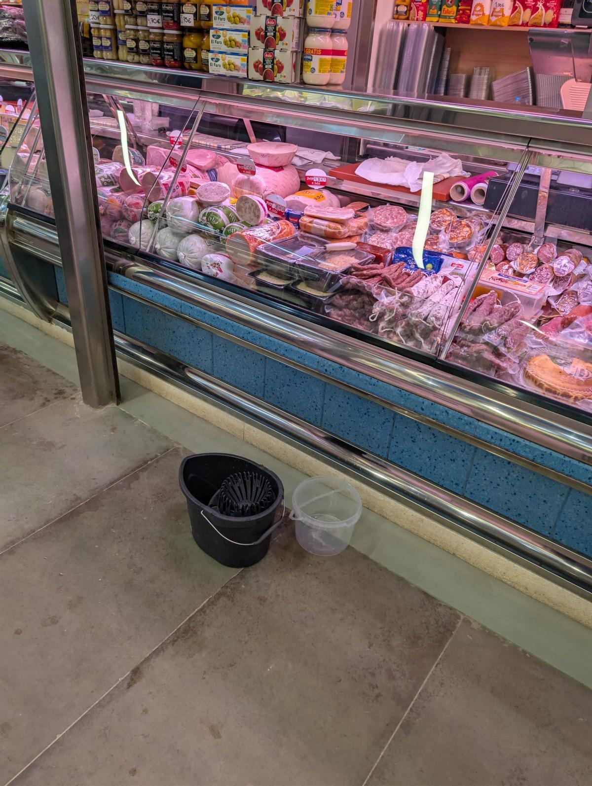 Cubos para las goteras en el mercado de Novelda.