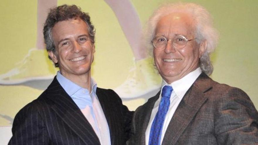 El nuevo presidente del grupo textil italiano Benetton, Alessandro Benetton, posa junto a su padre, Luciano, en Ponzano Veneto.