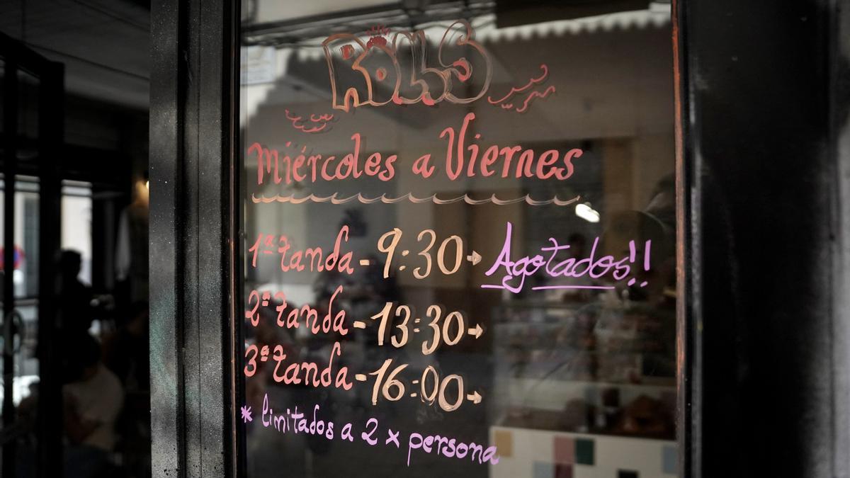 Los &#039;New York Rolls&#039;, a pesar de ser el producto viral de la cafetería Novo Mundo, no eclipsan al resto de las piezas de panadería que ofrecen y se venden en tres tandas durante los días de diario.