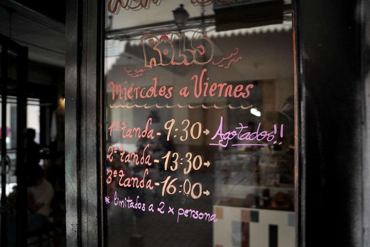 Los 'New York Rolls', a pesar de ser el producto viral de la cafetería Novo Mundo, no eclipsan al resto de las piezas de panadería que ofrecen y se venden en tres tandas durante los días de diario.