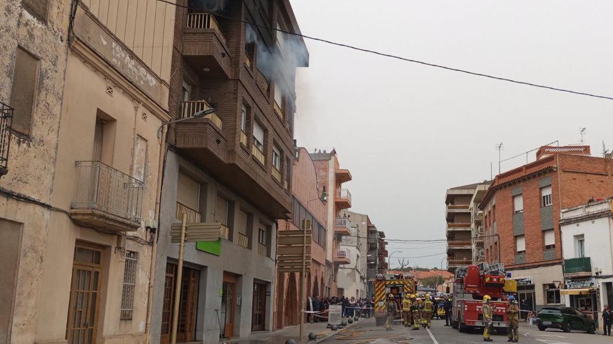 Desplegament dels Bombers per un incendi d'habitatge a la plaça de Pau Casals a Sant Sadurní d'Anoia