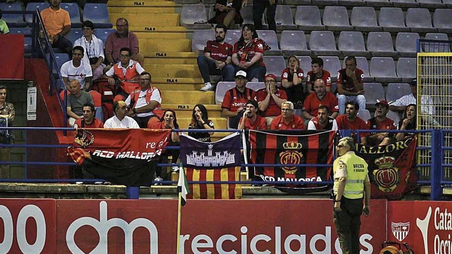 El Mallorca tuvo anoche el apoyo de decenas de aficionados en Almendralejo.