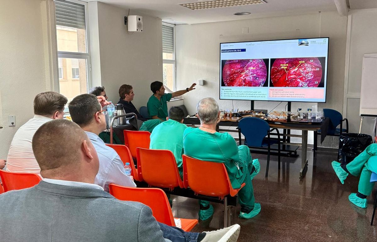 Un momento de la formación a cirujanos de varios países