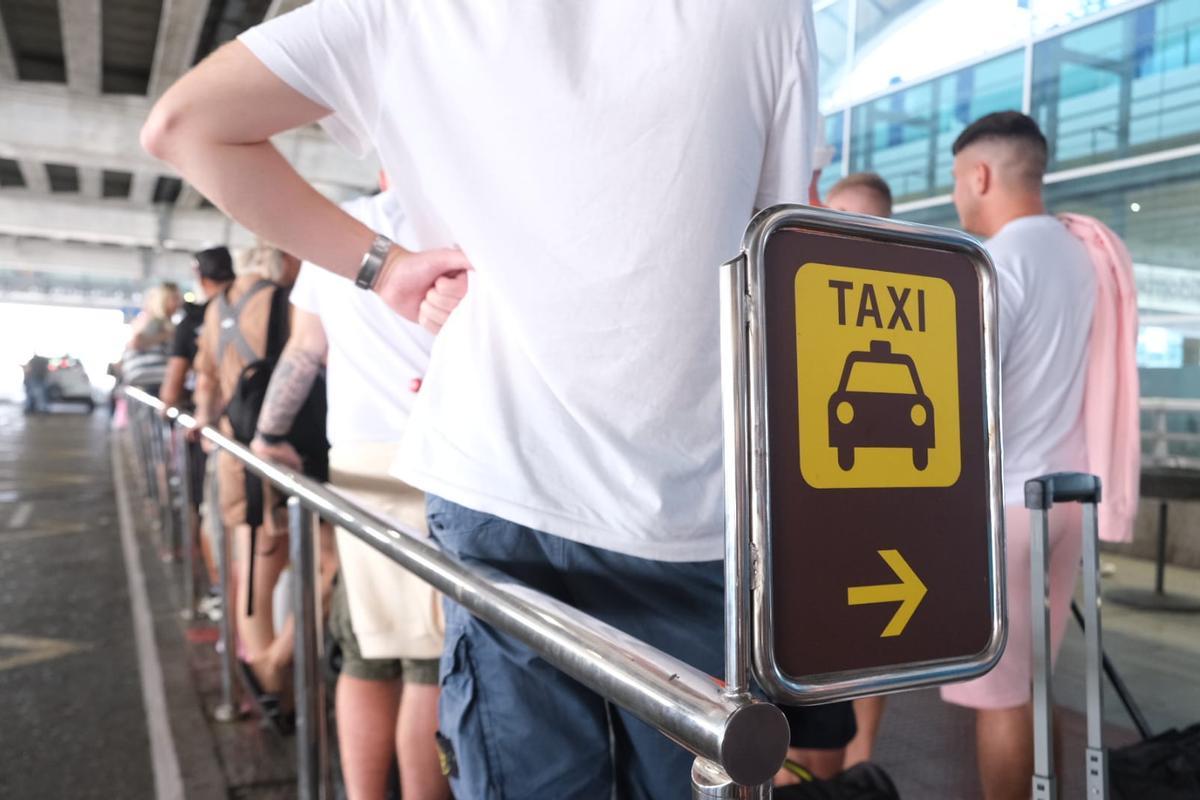 Línea de espera de taxi en el aeropuerto de Alicante-Elche