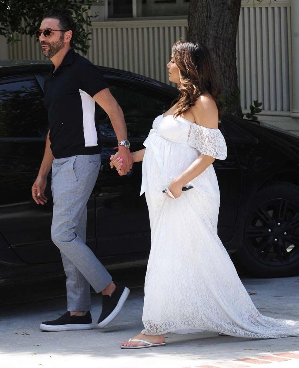 Eva Longoria, con vestido blanco para la 'baby shower' de su bebé