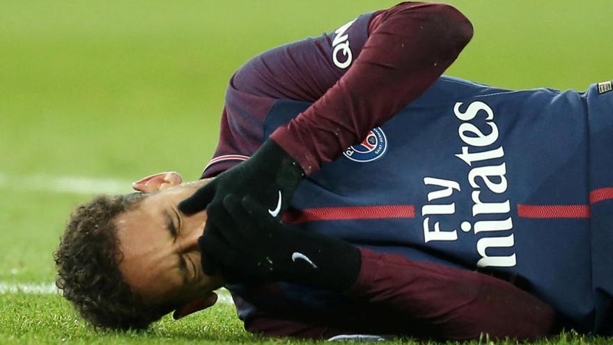 Neymar se duele del golpe recibido en el partido ante el Olympique de Marsella. // Reuters