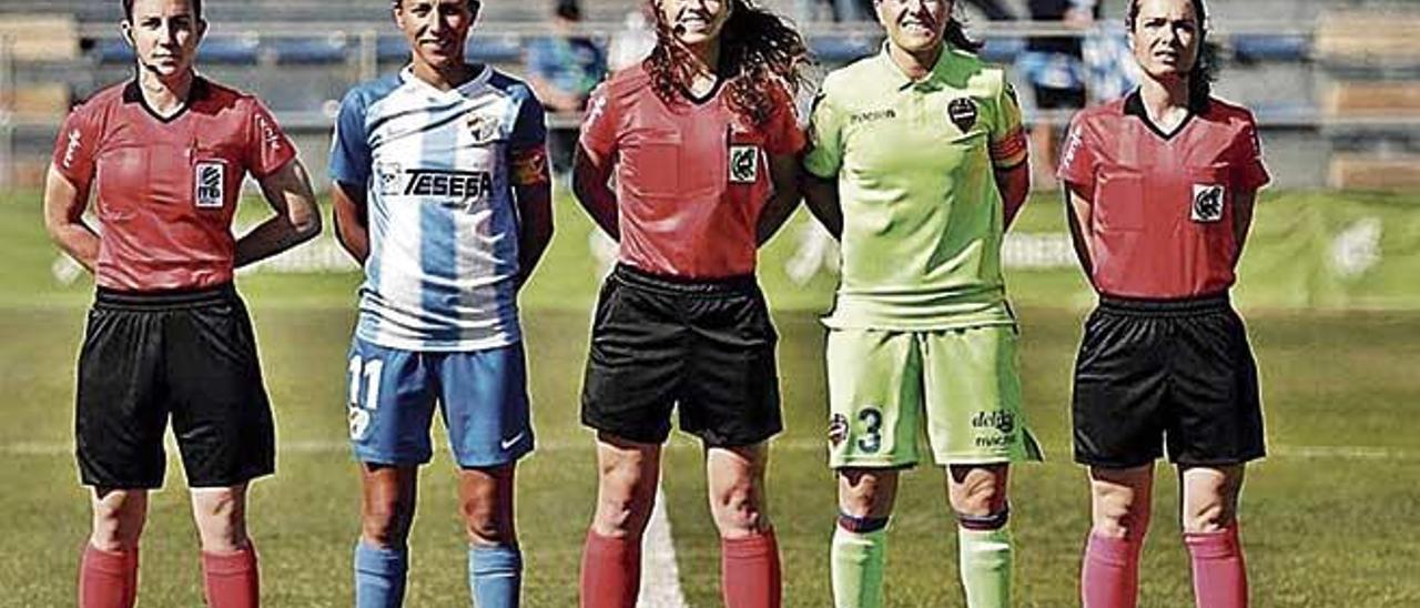La asistente Noelia Muñoz (izq) debutó en Primera División en el Málaga-Levante.