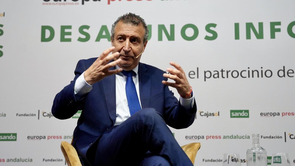 El presidente de la Diputación de Sevilla y secretario provincial del PSOE, Javier Fernández, durante su intervención.