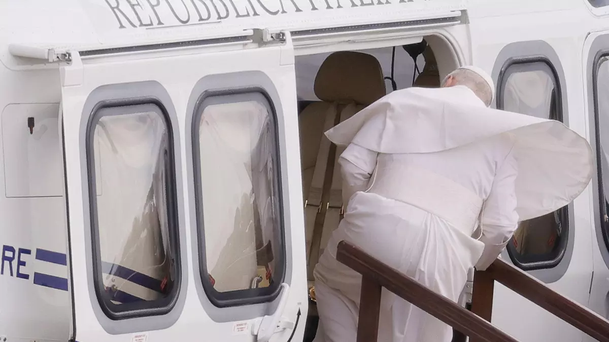 El papa León XVI visita en el hospital al joven español ingresado durante el Jubileo de la Juventud