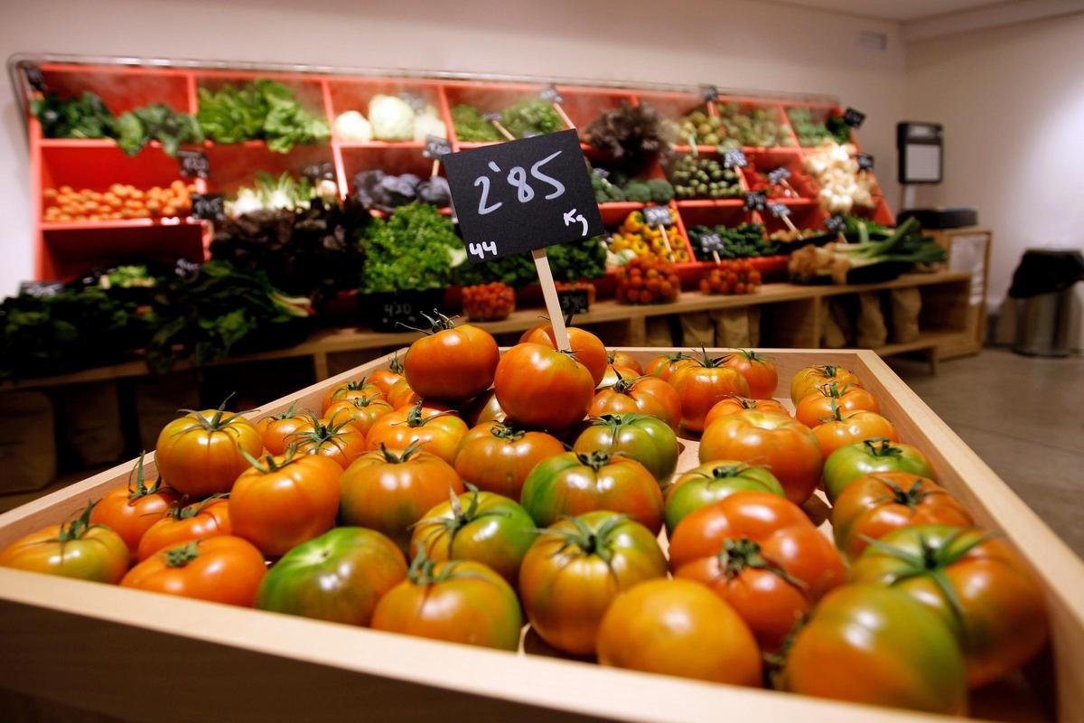 Tomates expuestos en una frutería.
