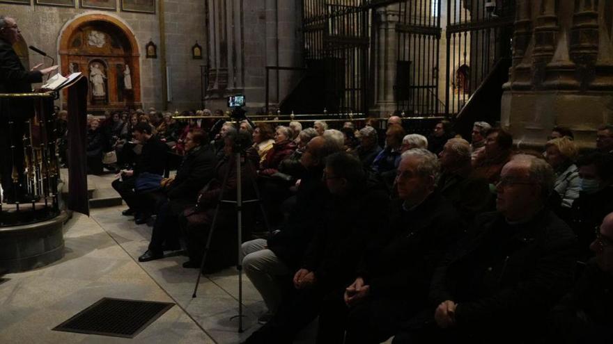 Asistentes a la primera de las charlas cuaresmales de monseñor Valera, a la derecha, en la Catedral. | J.L.F.