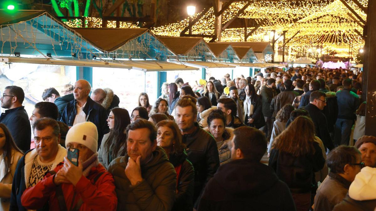 Ambiente de Navidad en la zona de Plaza de Compostela