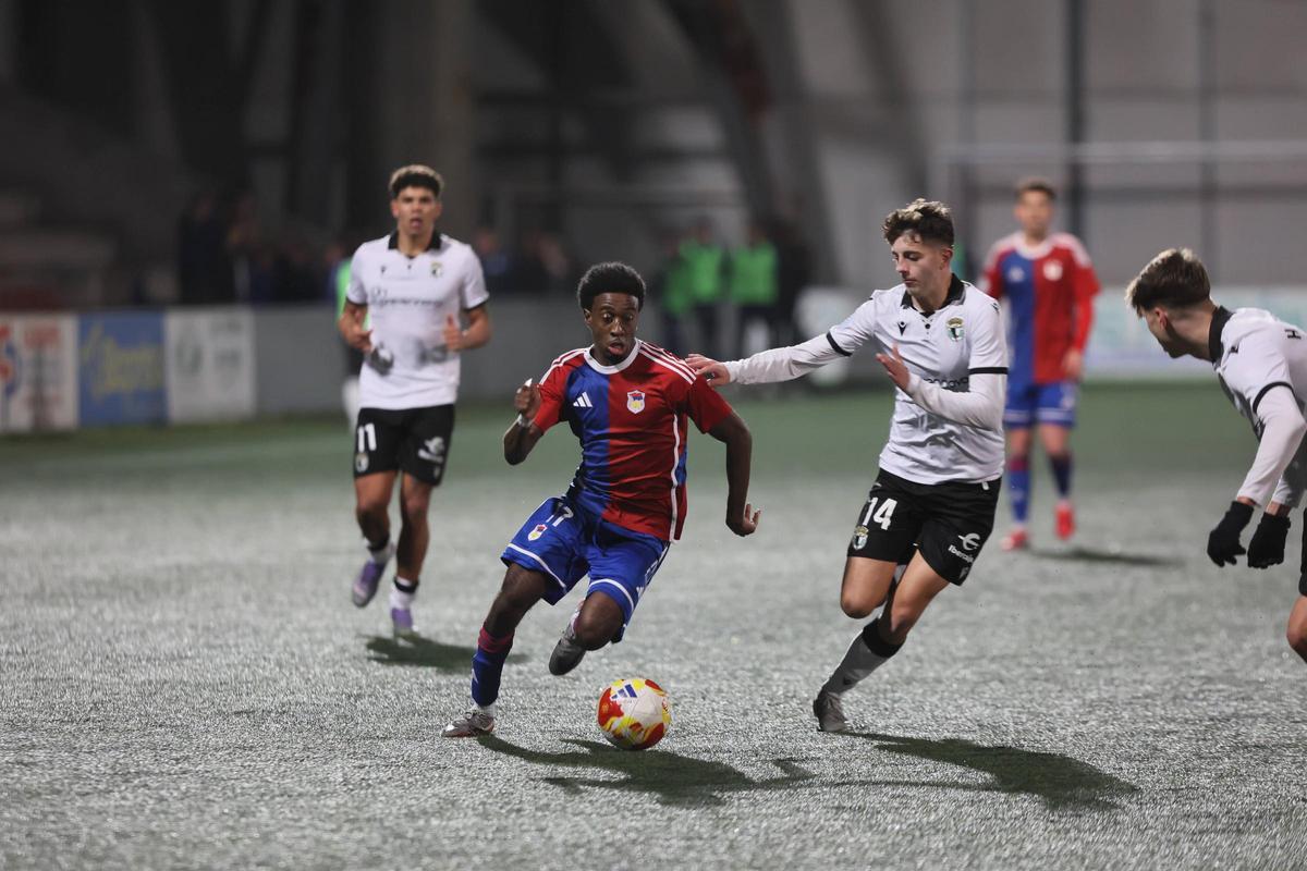 Basilio conduce el balón, ayer, en Ganzábal.