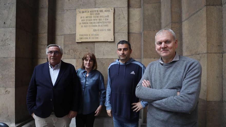 Por la izquierda, Álvaro Muñiz, Arlé Corte, Pedro Roldán y Luis Pascual, ayer en Gijón, junto a la placa conmemorativa de la primera proyección cinematográfica de Asturias.