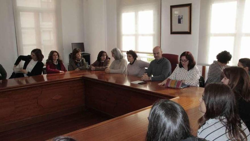 La presentación reunió a representantes de todos los colegios e institutos de Bueu. // Santos Álvarez