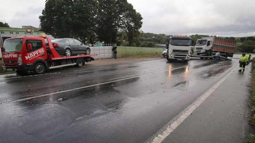 Accidente entre un coche y un camión, ayer, en el lugar de Agruchave. // Bernabé/Gutier