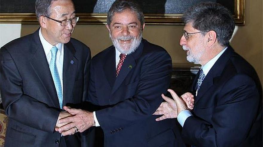 De izquierda a derecha el secretario general de la ONU, Ban Ki-Moon, el presidente de Brasil, Luiz Inácio Lula da Silva, y el canciller Celso Amorim sonríen hoy, 2 de junio de 2008, durante una reunión en la embajada de Brasil en Roma (Italia).