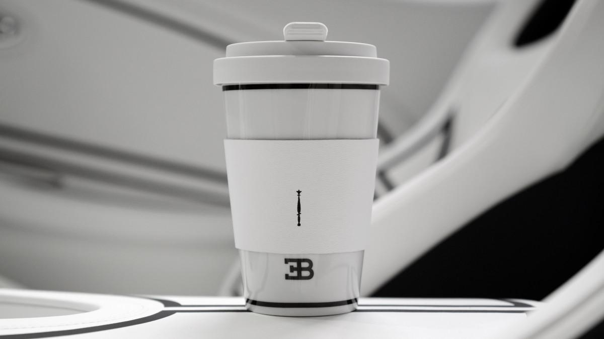 Esta taza pertenece a la colección limitada creada junto a KPM, reconocible por el cetro y el emblema EB.