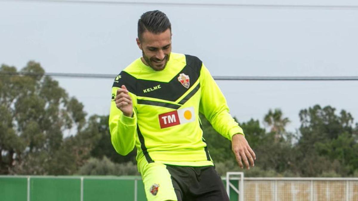 Xavi Torres en un entrenamiento con el Elche CF