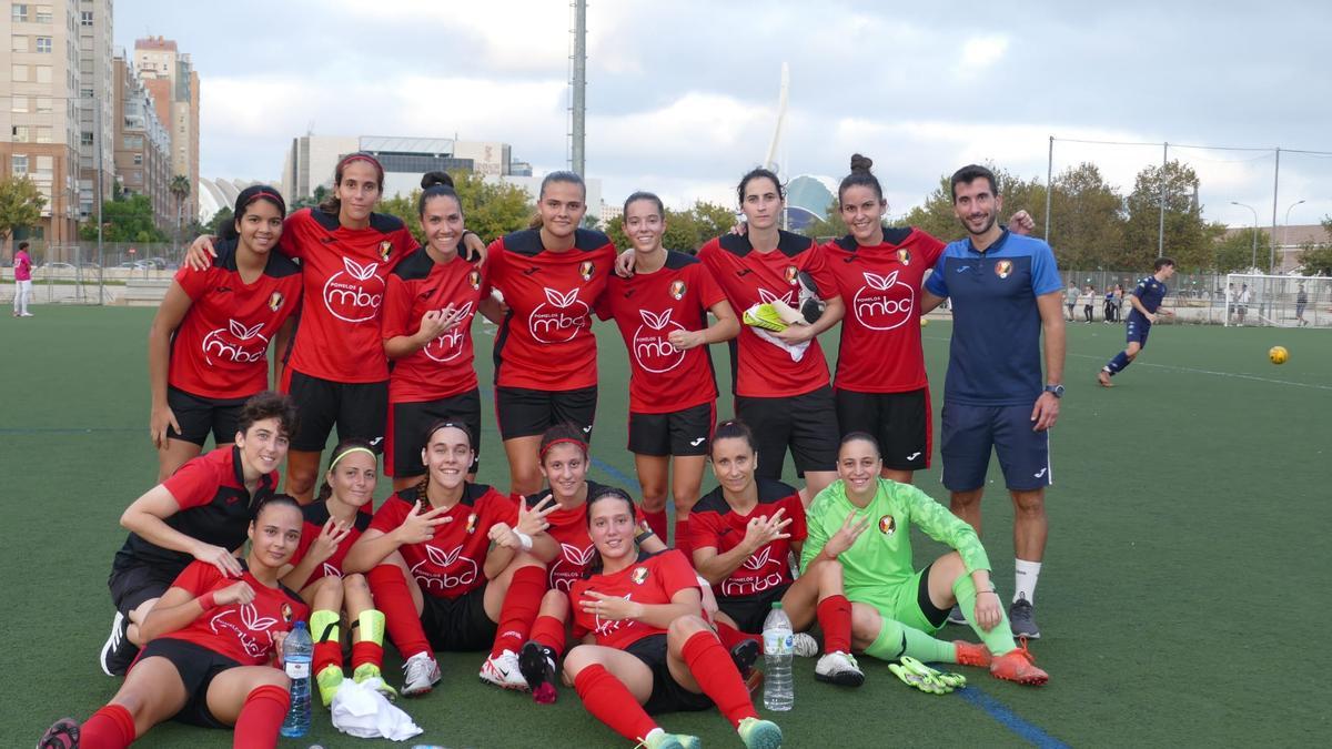 Las jugadoras del CF Miramar y su entrenador celebran la victoria