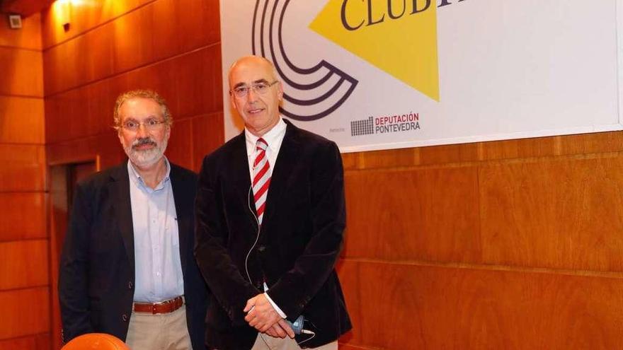 Ignacio Lojo presentó a Ramón Mantilla (derecha) ayer en Club FARO. // José Lores