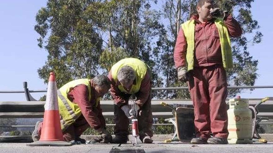 La semana pasada se repararon las juntas del lado coruñés.  // N.Parga