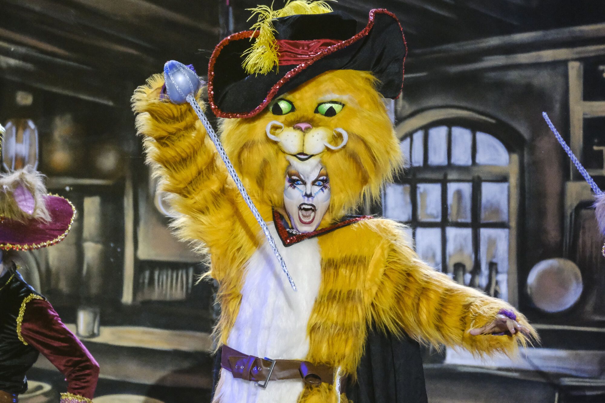 1. Drag Lemnos (Brian Alexander Martínez Fez) Con el patrocinio de S3FIT Las Rehoyas y un diseño de Nelson Rodríguez y Michael Rodríguez presenta el espectáculo Detrás de un mato siempre hay un gato miaumor.