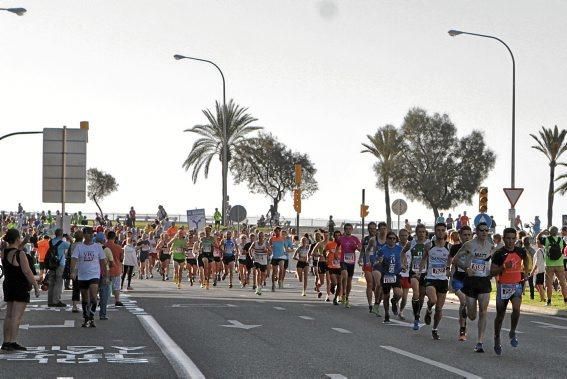 Start der Läufer beim Palma de Mallorca Marathon